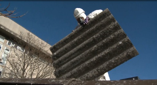 Odstranjevanje azbestnih plošč prepuščamo pooblaščenim izvajalcem
