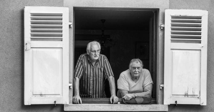 Gledanje skozi okno pomeni veliko več starejšim osebam