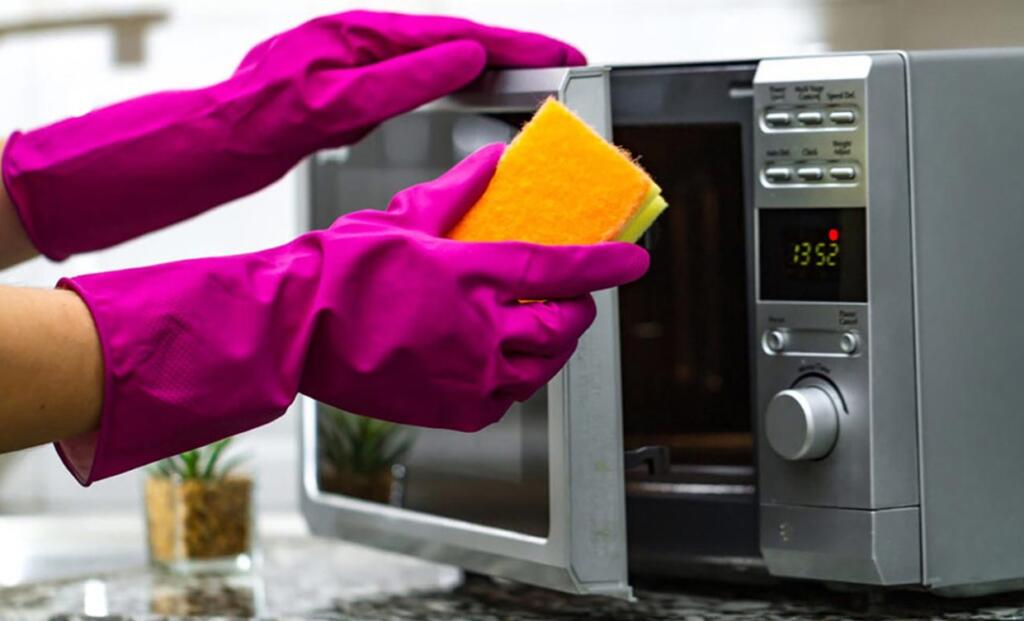 Čiščenje mikrovalovne pečice bo bolj enostavno s temi triki in nasveti