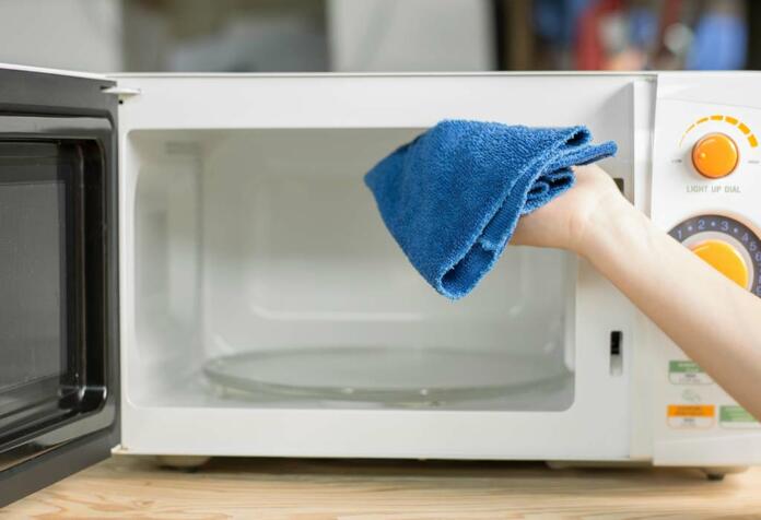 Triki in nasveti za čiščenje mikrovalovne pečice