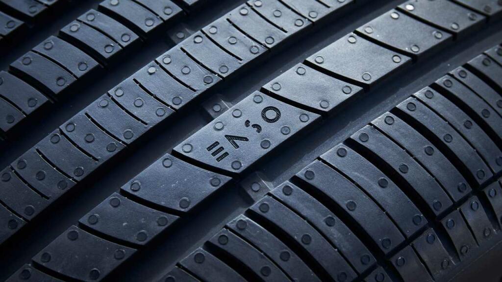 Enso je britansko podjetje, ki se ukvarja s proizvodnjo obstojnih in vzdržljivih pnematik za električna vozila