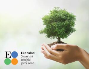 Grafika eko sklada, roka drži kos zemlje, iz katere raste drevo