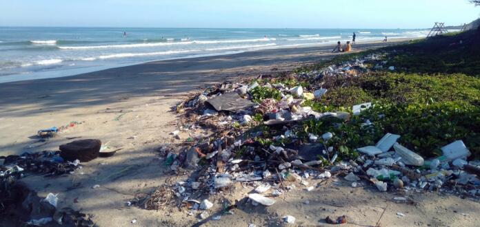 Plaža z odpadno plastiko