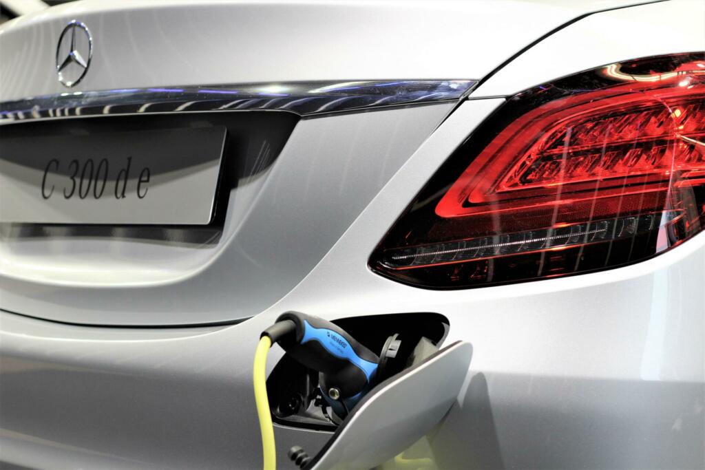 Najboljši hibridni avtomobili leta 2022 se po poročanju revija AutoExpress pričnejo z Mercedesem