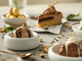 Kepice sladoleda in torta v majhnih skodelicah na okrašeni mizi