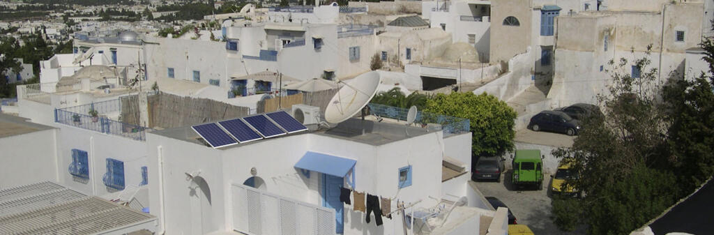 Sončne celice na strehi stanovanjskega bloka