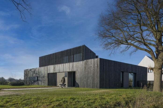 Silky black house na nizozemskem podeželju (vir Inhabitat)