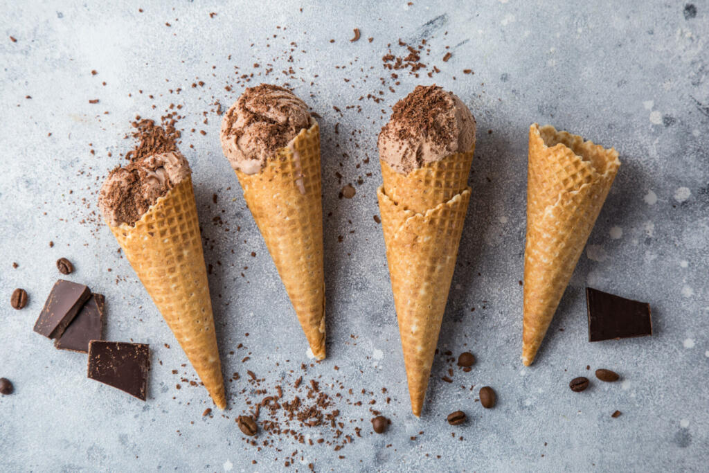 Štirje korneti s čokoladnim sladoledom