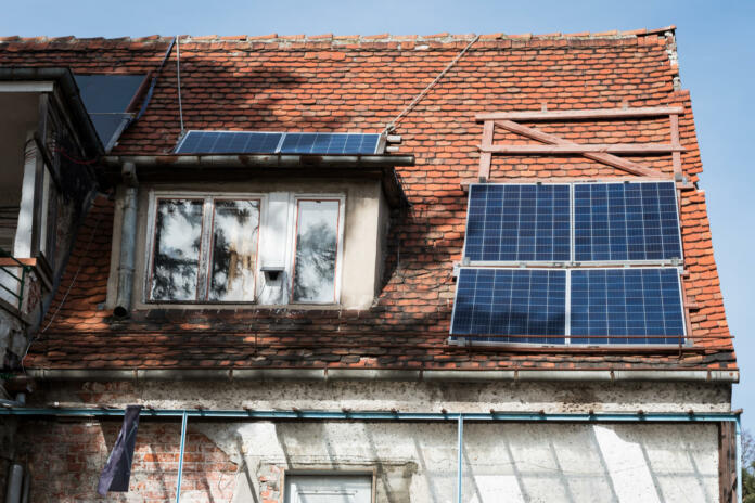 Faulty installation of photovoltaic panels on the old roof