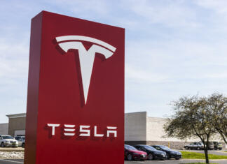 Tri glavne novice iz Tesline skupščine delničarjev Indianapolis - Circa April 2017: Tesla Service Center. Tesla designs and manufactures the Model S electric sedan IV