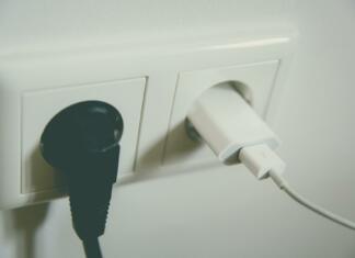 Nova uredba: na gospodinjstvo letno tudi do 1000 evrov prihranka pri elektriki power outlet, electricity, energy