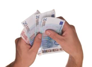 Povprečna plača navzgor. Kaj pa vaša? euros, money, pay