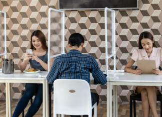 Namizne pregrade so zagotovilo za dobro delovno in izobraževalno okolje Restaurant customers have a seat with table shield partition for social distancing to reduce infection of coronavirus covid-19 pandemic. Restaurant new normal lifestyle.
