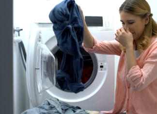 Kako odstraniti neprijeten vonj oblačil? Woman closing nose from stinky clothes after washing, low-quality soap-powder
