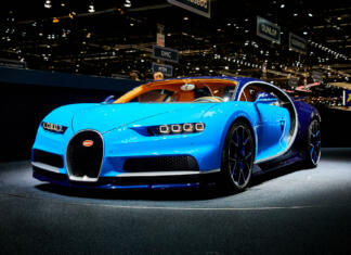 Bugatti je obljubljal v prazno Geneva, Switzerland - March 2, 2016: 2016 Bugatti Chiron presented on the 86th Geneva Motor Show in the PalExpo