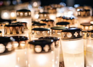 Statistika o 1. novembru, ki bode v oči Grave candles on a cemetery on all saints eve.