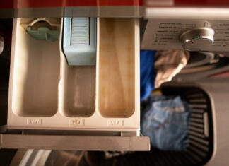 Kako odstraniti plesen in umazanijo iz predalčka za prašek open drawer to pour the washing machine detergent
