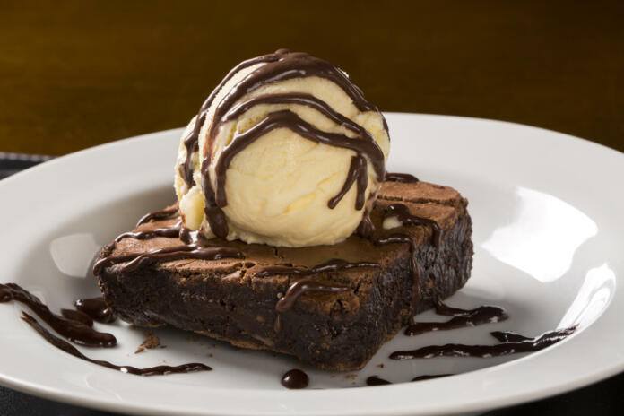 Čokoladni brownie s kepico vanilijevega sladoleda