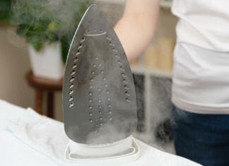 Kako očistiti likalnik? Najboljši trik za čiščenje likalnika (VIDEO) Kako očistiti likalnik v eni potezi?