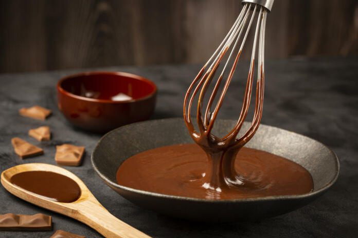 Kuhinjska metlica nad čokoladno kremo