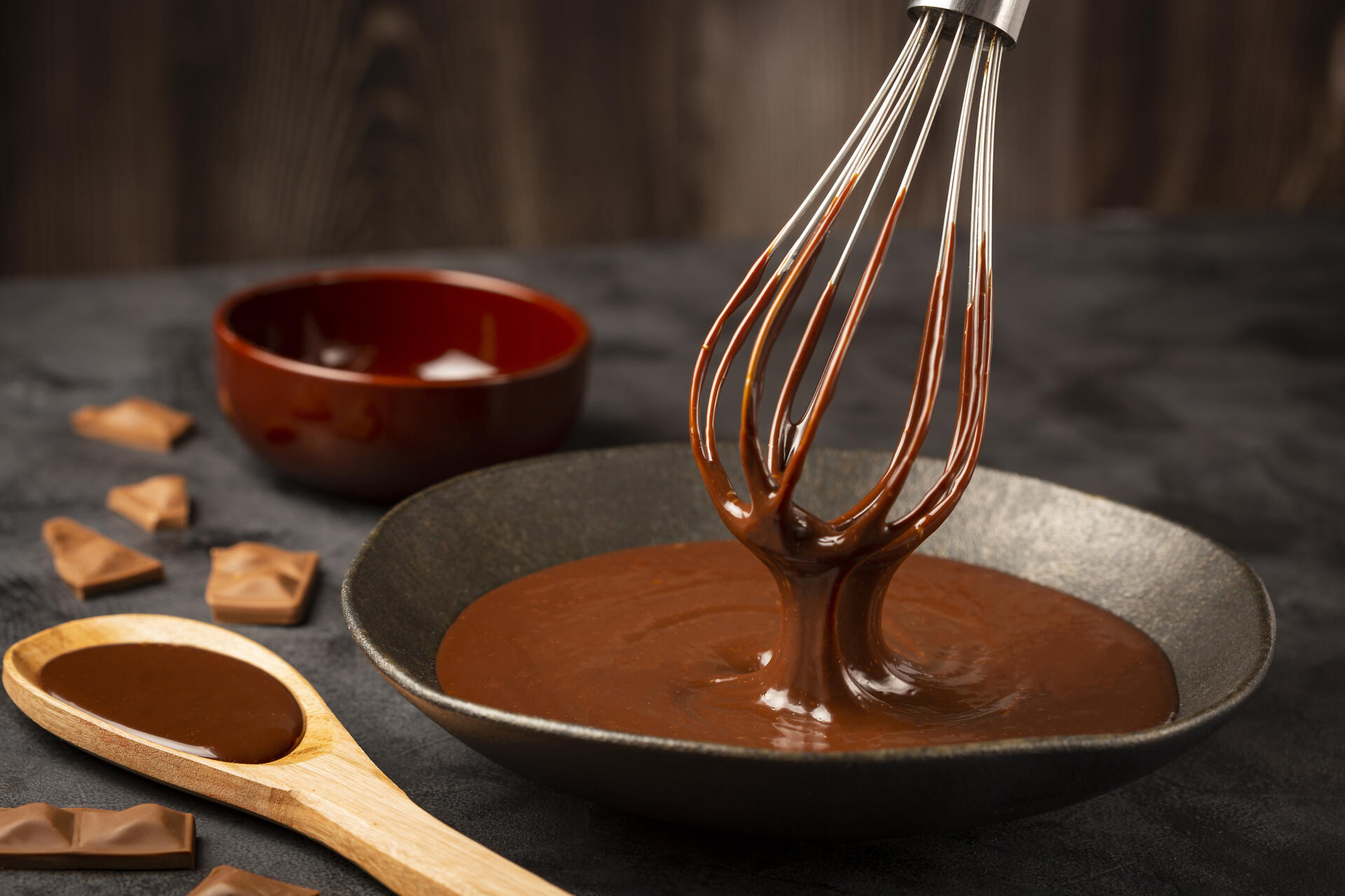 Kuhinjska metlica nad čokoladno kremo