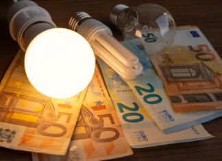 Pozor! Lahko, da ste upravičeni le do dela nepovratnih sredstev LED bulb on, with fluorescent bulb and incandescent bulb, with bills and coins next to it. Energy costs and evolution of light bulbs.