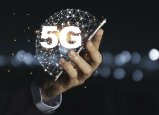 Pri širjenju omrežja 5G zdaj tudi dodatek pri Načrtu Businessman holding mobile phone with 5G infographic. 5 Generation wireless technology of mobile signal which big change for internet of thing.