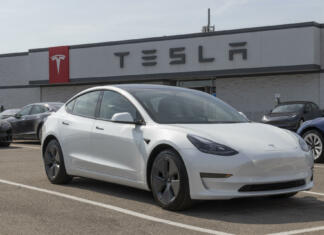 Najbolj prodajani avtomobili Evrope meseca novembra 2022 Indianapolis - Circa March 2022: Tesla EV electric vehicles on display. Tesla products include electric cars, battery energy storage and solar panels.