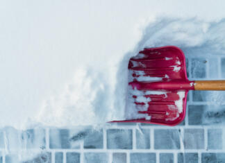 Kidanje snega in izbira lopate za kidanje Kindanje snega z lopato