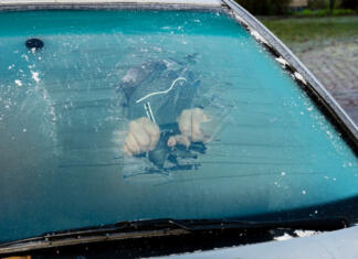 Najboljši in najhitrejši načini za odstranjevanje ledu z avtomobilskih stekel Removing ice from the frozen windshield