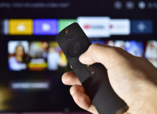 Vodič po nakupu televizorjev (del 4): pametni TV in igre Changing Channel On Smart TV