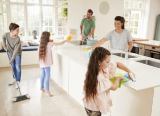Novoletno čiščenje doma otroci družina čščenje hiše