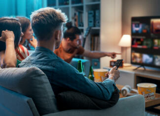 Vodič po nakupu televizorjev: vse, kar morate vedeti v 2023 Friends choosing a movie to watch together at home, video on demand concept