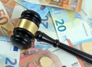 Nimate odprtega računa? Čakajo vas visoke kazni Judge gavel lying on euro banknotes