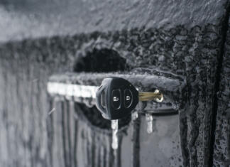 Avtomobilska ključavnica v ledu.