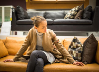 nakup kupec stranka kavč sedežna garnitura Pretty, young woman choosing the right furniture for her apartment