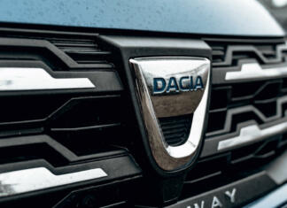 Dacia leto 2022 končala z zgodovinskim uspehom Zagreb, Croatia – December 30, 2021: A black and chrome trim around Dacia logo on front of silver car