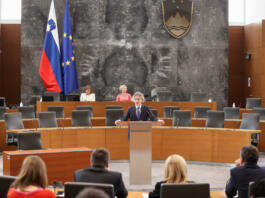 Premier Robert Golob naslavlja parlament.