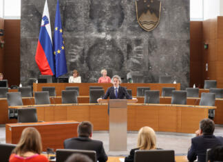 To so plače javnih uslužbencev po novem, premier Golob razkril spremembe Premier Robert Golob naslavlja parlament.