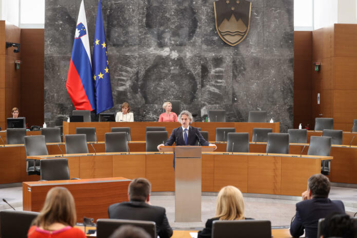 Premier Robert Golob naslavlja parlament.