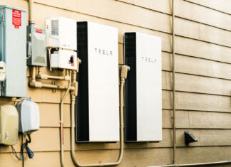 Hranilnik energije omogoča porabo energije po nižji tarifi ves dan Austin , Texas , USA - January 26th 2020: Tesla Powerwall Home battery storage connecting home energy storage with solar panels and powering the grid with a self sustaining future