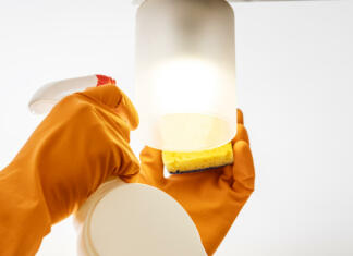 S čiščenjem svetilke boste prihranili denar, zdržala bo dlje in bo bolje svetila Čiščenje luči.