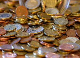 Ne puščajte centov na blagajni: zbirajte jih, na koncu meseca boste presenečeni Kupček evrskih kovancev.