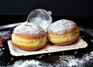 So se zaradi višjih cen živil podražili tudi krofi? Presenečeni boste … Krofi in sladkor v prahu.