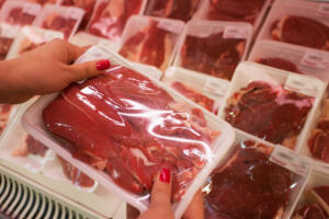 Rdeče meso pakirano v trgovini.
