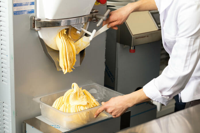 Roka iztiska sladoled iz stroja
