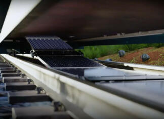 Solarni paneli vzdolž železniških tirov.
