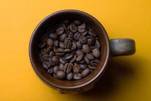 Zrna kave v skodelici.