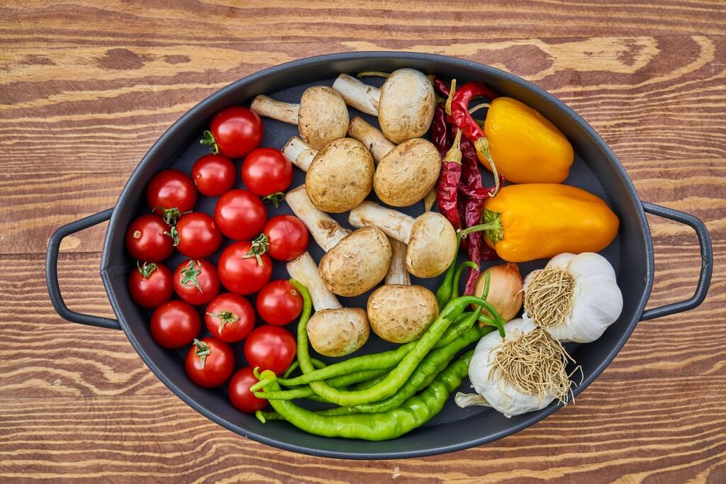 casserole dish, vegetables, mushrooms