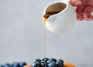 Pripravite ‘pijane’ palačinke z gin tonikom in razveselite brbončice Palačinke prelite s sirupom.